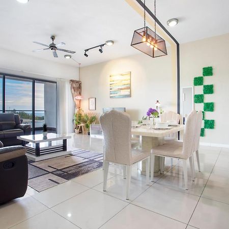 Ferienwohnung Elegant Living At Loft Imago Kk Kampong Sembulan Exterior foto