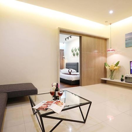 Ferienwohnung Elegant Living At Loft Imago Kk Kampong Sembulan Exterior foto