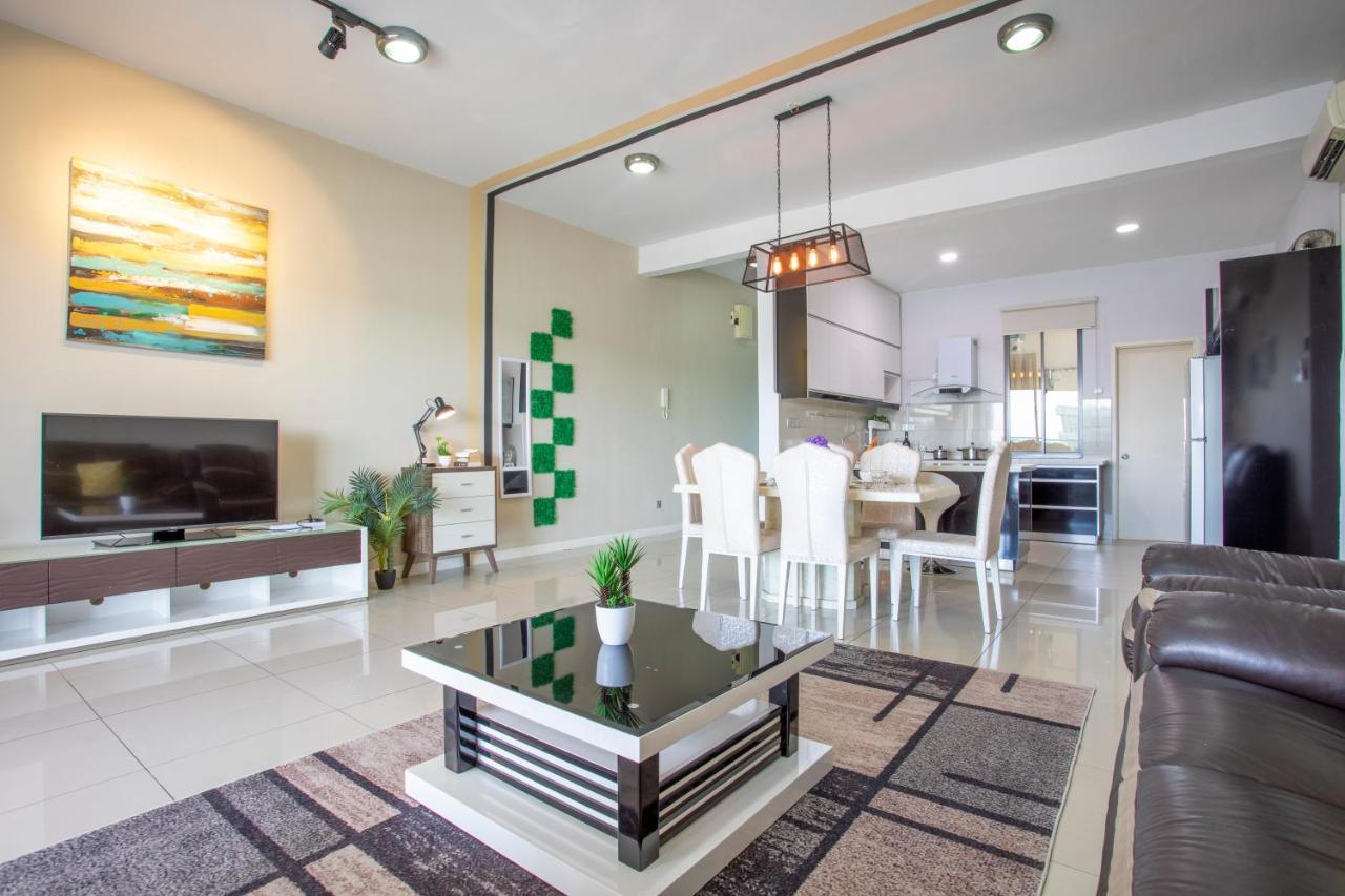 Ferienwohnung Elegant Living At Loft Imago Kk Kampong Sembulan Exterior foto