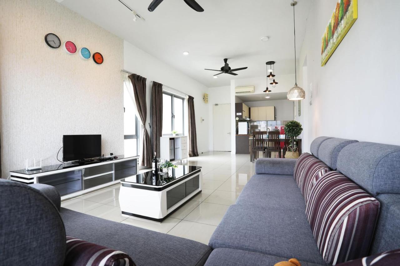 Ferienwohnung Elegant Living At Loft Imago Kk Kampong Sembulan Exterior foto