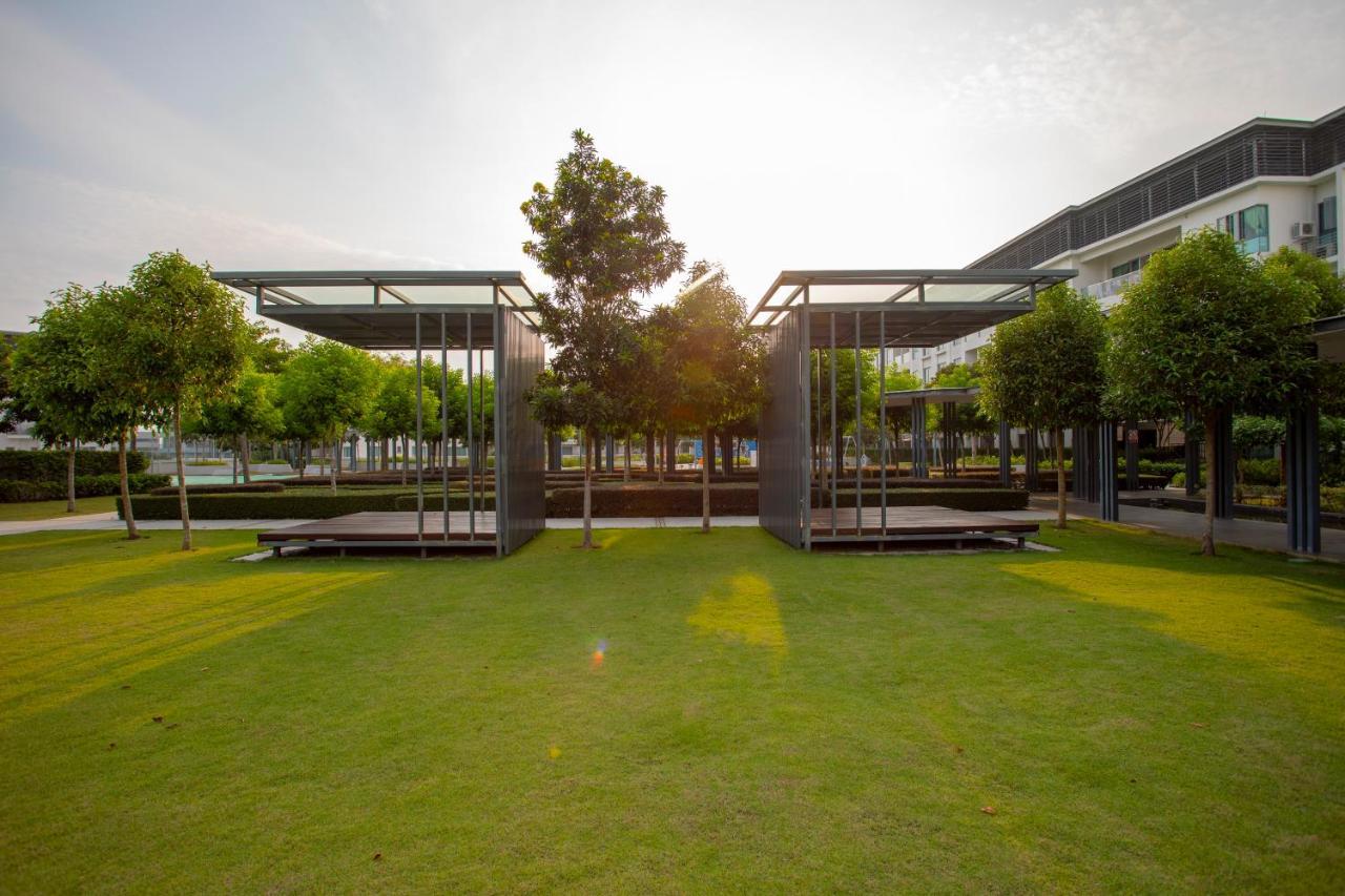 Ferienwohnung Elegant Living At Loft Imago Kk Kampong Sembulan Exterior foto