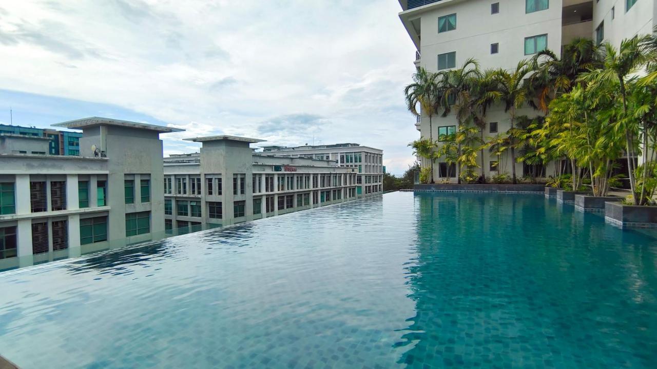 Ferienwohnung Elegant Living At Loft Imago Kk Kampong Sembulan Exterior foto