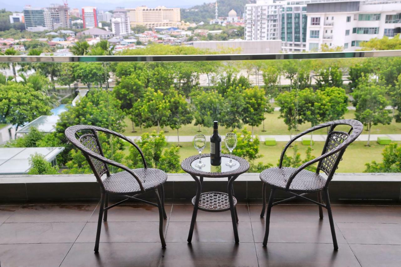 Ferienwohnung Elegant Living At Loft Imago Kk Kampong Sembulan Exterior foto